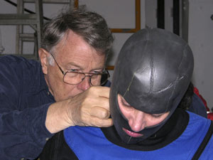 Sandy Williams, WHOI ocean engineer, helps diver Diane DiMassa adjust the back of her hood, so cold water won�t leak into her drysuit. (Photo K. Madin, WHOI) 