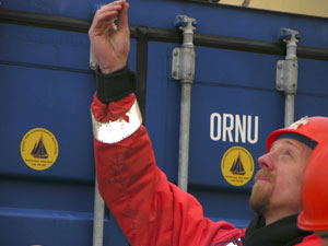 Marine Projects Coordinator Eric Hutt signals the winch operator to raise LAPIS off the deck. (Photo by Kate Madin, WHOI)