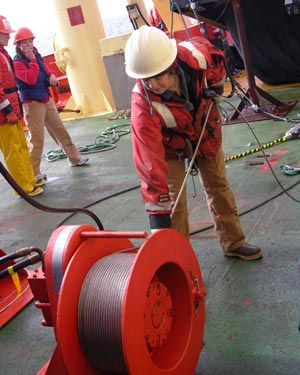 Jamee Johnson, marine technician, attaches the winch wire to the net. (Photo by Kate Madin, WHOI)