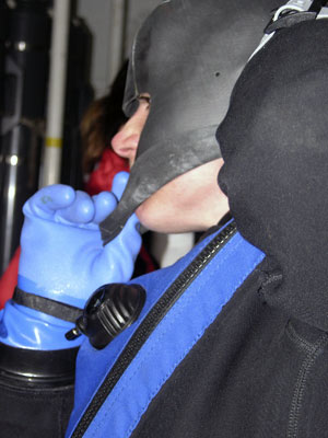 Pulling on the inner hood is not easy.