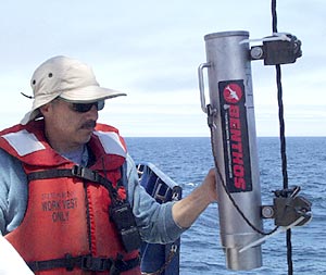 Dan Fornari attaches the pinger to the dredge wire. 