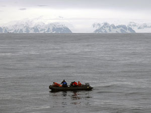 Another day at the office: Some of the divers on their first check-out dive shortly after leaving Palmer Station, within sight of the mountains. (Photo L. Madin, WHOI) 