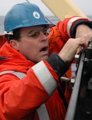 Erich Horgan directs the rest of the team while checking the net’s fastenings. (Photo by Larry Madin, WHOI)  