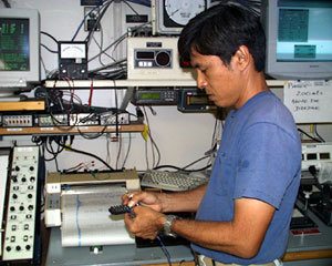  Steve Tottori helped the engineers on board today by wiring a chart recorder to record the tension on the trawl winch. This will help us monitor the tension during dredging and camera tows.  