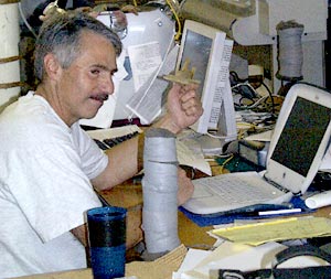  Dan Fornari asks “Hammy” the Hammerhead “So how many website pictures have you appeared in Hammy?” 