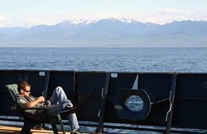Alvin mechanical technician Gavin Eppard soaks up the lingering sun rays and enjoys our last views of the mountains before fog smothered the scene.