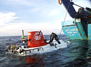 The swimmer removes the tail line from Alvin so the sub. is now free of the ship.