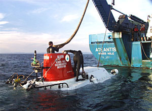 The swimmers remove the main lift line from Alvin. 