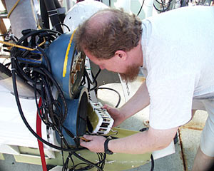 ABE operates on batteries that Al Duester is inserting into the lower pod. ABE can run for 6 to 30 hours depending on the instruments that are being used. 